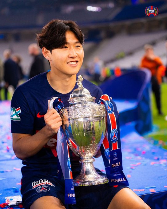 사진=파리 노 리밋. 파리 생제르맹(PSG) 소식을 전하는 'PSG 리포트'에 따르면, 엔리케 감독은 최근 이강인에 대해 극찬을 쏟아냈다. 그는 '이강인은 내가 PSG에 합류할 때부터 팀에 있던 선수다. 나는 스페인 라리가에서부터 그를 잘 알고 있었다. 그는 뭔가 다른 능력을 지닌 특별한 선수다. 그는 미드필드와 공격 전 지역을 소화할 수 있는 능력이 있으며 우리가 생각하는 플레이 스타일과 잘 맞는다. 그는 볼을 갖고 있을 때 지능적이며 그렇지 않을 때도 똑똑하다. 그는 여러 포지션에서 뛸 수 있으며 다재다능하다. 그는 신체적으로 강하고, 기술적으로 뛰어나다. 그를 PSG에 둘 수 있어 정말 행복하다"라고 밝혔다.