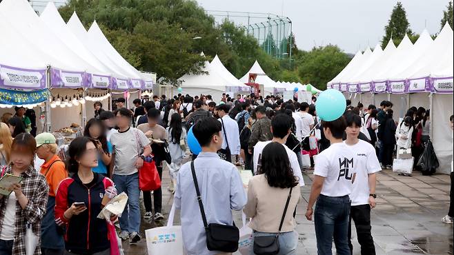 '2024 제8회 대한민국 청년의날 축제' 첫날 행사가 21일 서울 난지한강공원 젊음의광장에서 펼쳐졌다. 다양한 공공기관, 기업, 크리이이터 등이 참여한 부스와 푸드트럭 등이 설치된 행사장 주변에 많은 사람들이 찾아 체험행사와 경품행사를 즐기고 있다. 사단법인 청년과미래, 일간스포츠, 이코노미스트가 공동 주최하는 이번 축제는 21, 22일 이틀간 ▲크리에이터 페스티벌 ▲Youth 댄스 챌린지 ▲청년 치어리딩 챔피언십 등 다채로운 프로그램과 인기 아티스트들이 함께 하는 콘서트 ‘미유페’(Me+Youth Festival)가 하이라이트를 장식한다. 김민규 기자 mgkim1@edaily.co.kr /2024.09.21/