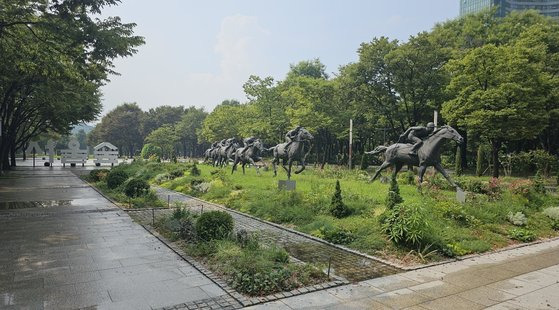 성수동 서울숲은 미국 뉴욕의 센트럴파크와 영국 런던의 하이드파크처럼 대표적인 도심 속 녹지 공간이 됐다. 서울숲이 과거 뚝섬 경마장 터임을 알려주는 군마상을 동편 출입구에서 볼 수 있다. 강병철 기자