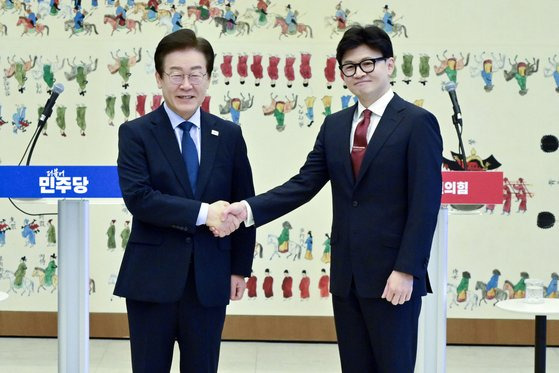 국민의힘 한동훈(오른쪽), 더불어민주당 이재명 대표가 1일 국회에서 회동하고 있다. 김성룡 기자