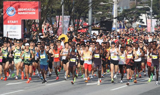 지난 4월 7일 오전 대구 수성구 대구스타디움 일원에서 열린 '2024 대구마라톤대회' 참가자들이 출발하고 있다. 뉴스1