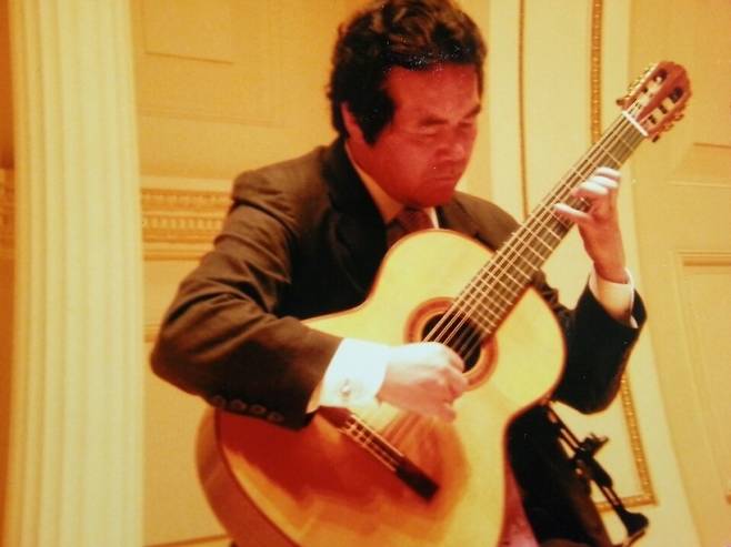 ▲한국의 제1세대 클래식 기타리스트로 꼽히는 서만재 교수가 2018년 미국 카네기홀에서 연주하는 모습