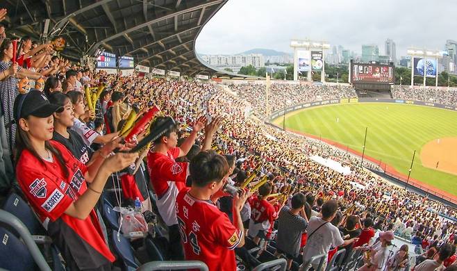 여성 야구 팬들이 지난 7월 9일 서울 잠실야구장에서 열린 LG트윈스와 KIA 타이거즈의 경기를 관전하며 응원하고 있다. 최혁 기자