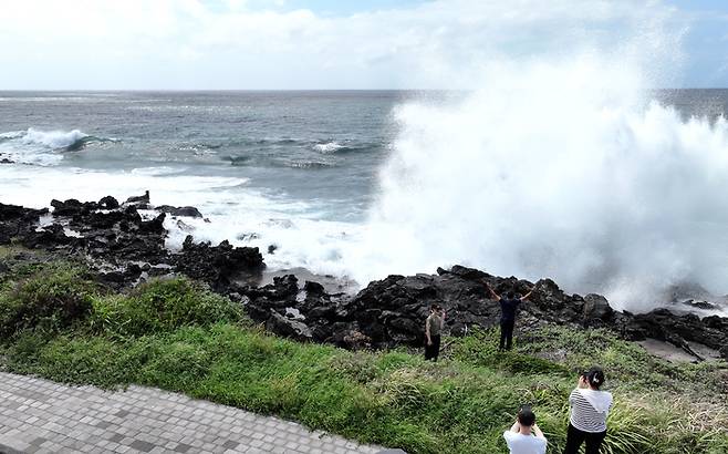 제주도 앞바다에 풍랑주의보가 내려진 지난 19일 오전 제주 서귀포시 대정읍 무릉리 해안을 찾은 관광객이 거세게 몰아치는 파도를 바라보고 있다. 연합뉴스