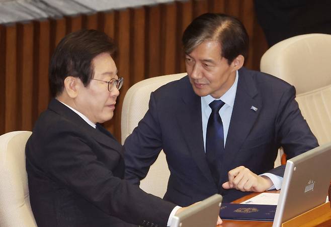 이재명 더불어민주당 대표(왼쪽)와 조국 조국혁신당 대표가 지난 2일 국회 본회의장에서 열린 제22대 국회 개원식에서 대화를 하고 있다. 연합뉴스