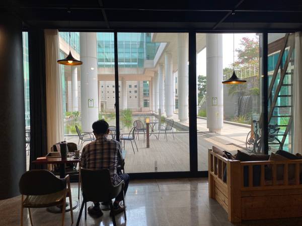 한국교회생태계연구네트워크 대표인 한경균 목사가 최근 서울 강북구 한신대 캠퍼스 내 카페 ‘고운울림’에서 책을 읽고 있다.