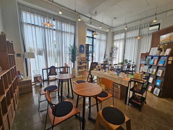 경기도 화성 동탄의 크리스천 동네 서점 ‘오래책방’ 모습.