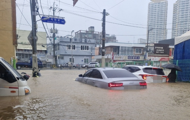 부산 연제구의 한 도로에서 차량이 침수했다. 독자 제공