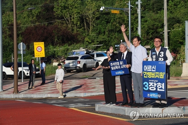 출근길 시민들에게 인사하는 조국혁신당 조국 대표 / 사진=연합뉴스