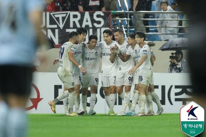 일류첸코의 선제골을 축하해 주고 있는 서울 선수들. 사진=한국프로축구연맹