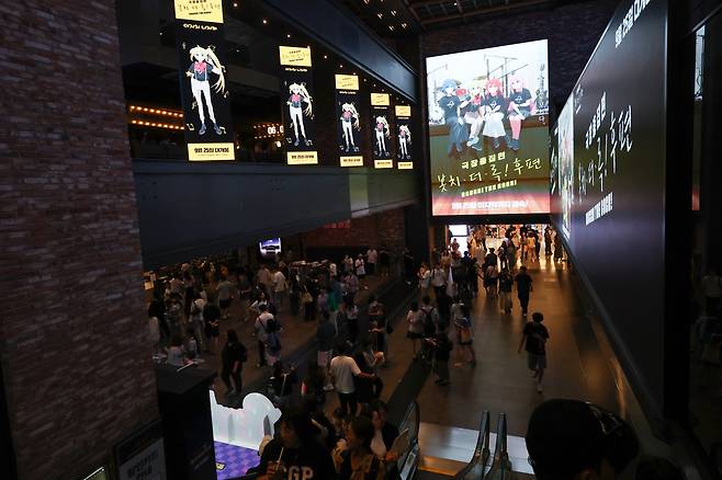 추석 연휴 마지막 날인 18일 오후 서울 용산구 CGV 용산아이파크몰이 관람객으로 붐비고 있다. [연합]