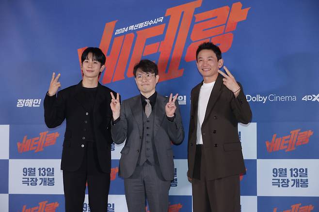 9일 오후 서울 용산구 CGV 용산아이파크몰에서 열린 영화 '베테랑2'기자간담회에서 참석자들이 포즈를 취하고 있다. 왼쪽부터 배우 정해인, 류승완 감독, 황정민. [연합]