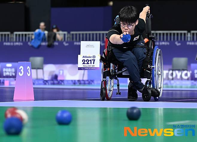 팀 막내 서민규 ‘정확한 곳에 놓기 위해’