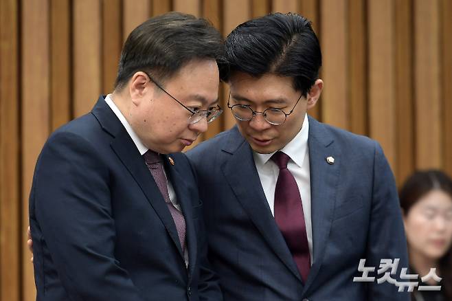 조규홍 보건복지부 장관(왼쪽)과 국민의힘 조정훈 의원이 12일 서울 여의도 국회에서 열린 지역·필수의료체계 개선을 위한 당정협의회에서 대화를 하고 있다. 윤창원 기자