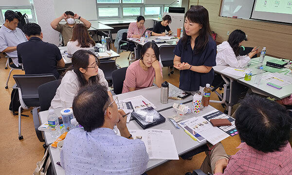 강원지역 교사들이 2024 강원창업체험센터 창업체험 교사연수 프로그램에 참여하고 있다. 강원도교육청 제공