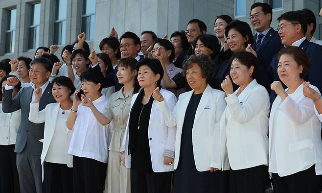 대한간호협회 소속 간호사들이 28일 국회 본회의에서 간호법이 통과된 뒤 의원들과 함께 기념촬영을 하고 있다. 연합뉴스