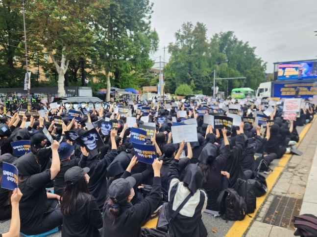 여성혐오폭력규탄공동행동은 21일 오후 서울 종로구 마로니에공원 앞 도로에서 '딥페이크 성착취물 엄벌 촉구' 시위 벌이고 있다. 이날 집회에는 주최 측 추산 5000여 명이 참가했다. 연합뉴스