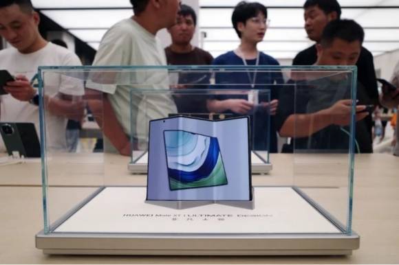 중국 화웨이 매장에 전시되어 있는 트리폴드폰 Mate XT  사진 출처 제일재경(第一财经).jpg