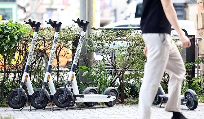 공유킥보드 불법주차가 사회적 문제로 떠오르면서 이를 견인하는 과정에서도 잡음이 일고 있다.[사진=뉴시스]