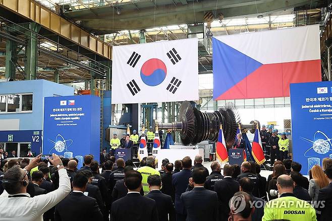 윤석열 대통령, 한·체코 원전 전주기 협력 협약식 축사 (플젠[체코]=연합뉴스) 진성철 기자 = 윤석열 대통령이 20일(현지시간) 체코 플젠 산업단지 내 두산스코다파워 공장에서 열린 원전 전주기 협력 협약식과 터빈 블레이드 서명식을 마친 뒤 페트로 피알라 체코 총리와 함께 축사를 하고 있다. 2024.9.20 zjin@yna.co.kr