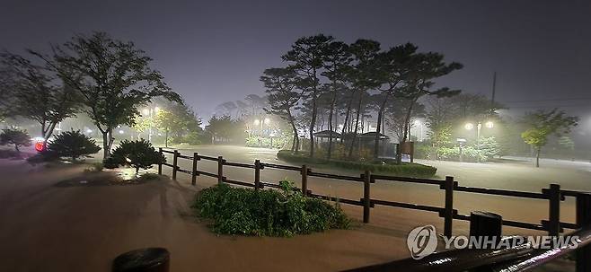 물에 잠긴 서산 동문근린공원 (서산=연합뉴스) 호우경보가 발령된 충남 서산에 지난 20일부터 21일 오전 5시까지 249㎜의 물 폭탄이 쏟아진 가운데 서산시 동문근린공원이 물에 잠겨 있다. 2024.9.21 [독자 제공. 재판매 및 DB 금지] cobra@yna.co.kr