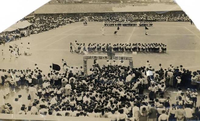 부산시 성북초등학교 운동회. 1955년 [국가기록원 제공]