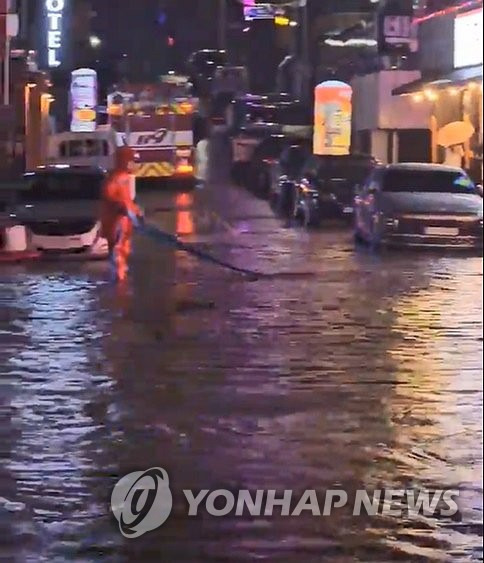 249㎜ 폭우에 잠긴 서산시 읍내동 도로 (서산=연합뉴스) 호우경보가 발령된 충남 서산에 지난 20일부터 21일 오전 5시까지 249㎜의 물 폭탄이 쏟아진 가운데 서산시 읍내동 저지대 도로가 물에 잠겨 있다. 2024.9.21 [독자 제공. 재판매 및 DB 금지] cobra@yna.co.kr