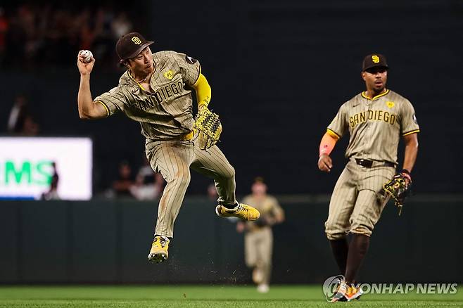 공중에서 송구하는 김하성 [게티이미지/AFP=연합뉴스]