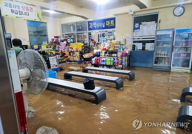 물에 잠긴 고흥군 과역면 터미널 (고흥=연합뉴스) 21일 오후 전남 고흥군 과역면 터미널이 침수돼 소방 당국이 배수 작업을 하고 있다. 2024.9.21 [전남소방본부 제공. 재판매 및 DB 금지] daum@yna.co.kr