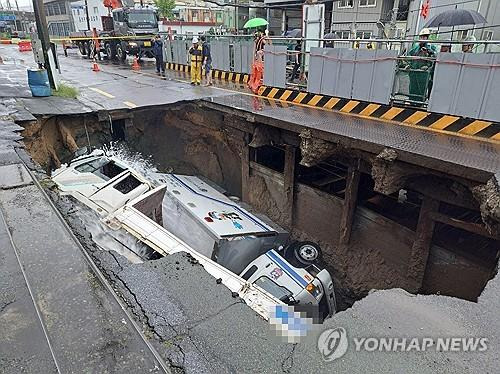 부산 대형 싱크홀 [부산소방본부 제공. 재판매 및 DB 금지]