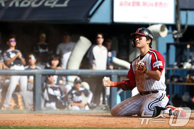 22일 오후 서울 송파구 잠실야구장에서 열린 프로야구 '2024 신한 SOL 뱅크 KBO리그' 두산베어스와 LG트윈스의 경기에서 3회말 LG 공격 2사 주자 없는 상황 박해민이 그라운드 홈런을 치고 기뻐하고 있다. 2024.9.22/뉴스1 ⓒ News1 이승배 기자