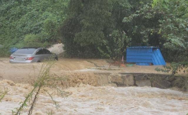 21일 오전 경남 김해시 주촌면 내삼천이 폭우에 불어나면서 차량이 물에 잠겨 있다. [사진=연합뉴스]