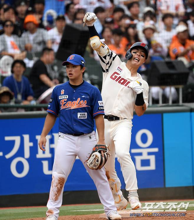 15일 부산 사직구장에서 열린 롯데 자이언츠와 한화 이글스의 경기. 4회말 1사 만루 롯데 고승민이 싹쓸이 적시타를 날린 뒤 환호하고 있다. 부산=박재만 기자 pjm@sportschosun.com/2024.09.15/