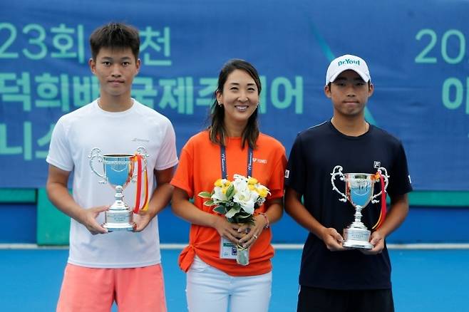 남자복식 우승자와 함께 기념 촬영한 조아라 씨(가운데)