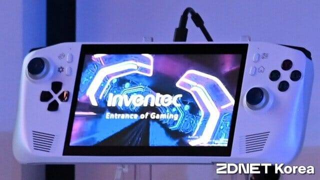대만 ODM 인벤텍이 제조한 코어 울트라 200V 기반 휴대용 게임PC 시제품. (사진=지디넷코리아)
