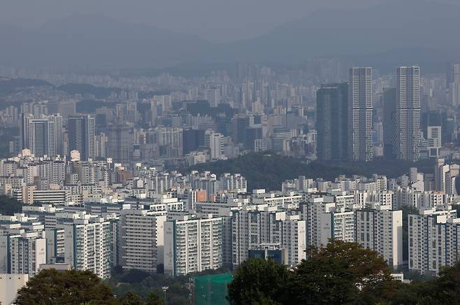 서울 남산공원에서 바라본 서울 시내 아파트 단지 모습./뉴시스