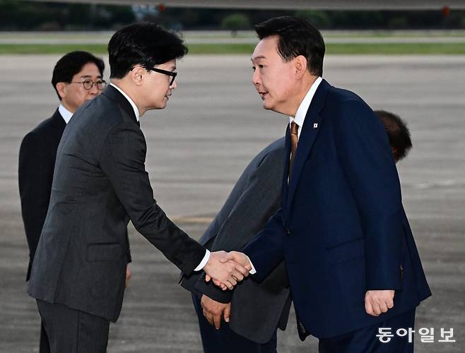 윤석열 대통령이 22일 2박 4일간의 체코 순방을 마치고 성남 서울공항으로 입국하며 마중 나온 한동훈 국민의힘 대표와 악수를 하고 있다. 송은석 기자 silverstone@donga.com