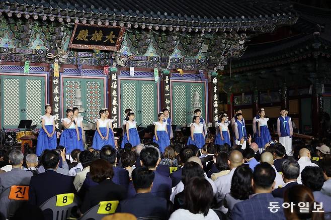 21일 서울 은평구 진관사에서 열린 달오름 음악회 ‘진관미학’에서 가릉빈가 어린이합창단이 재즈밴드 김상범, 조광래, 김주현, 박지원의 연주에 맞춰 ‘모두 다 꽃이야’를 열창하고 있다.