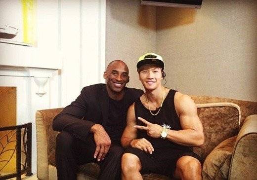 8eff2e3c438bb07e317184d2a02902d6.jpg 며칠전 포텐 간 김종국 코비 싸인볼 정품 인증 사진.jpg