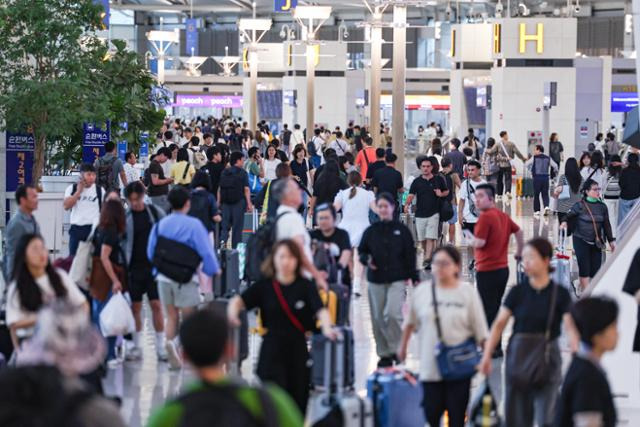 13일 오전 인천국제공항 제1여객터미널 출국장이 여행객 등으로 붐비고 있다. 인천=연합뉴스