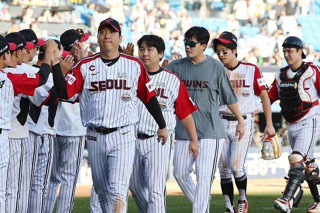 <yonhap photo-4788="">(서울=연합뉴스) 류영석 기자 = 22일 서울 잠실야구장에서 열린 2024 KBO 프로야구 두산 베어스와 LG 트윈스의 경기에서 승리한 LG 선수들이 서로를 격려하고 있다. 2024.9.22 ondol@yna.co.kr/2024-09-22 17:15:43/ <저작권자 ⓒ 1980-2024 ㈜연합뉴스. 무단 전재 재배포 금지, AI 학습 및 활용 금지></yonhap>