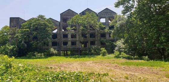 경기 남양주시 화도읍에 위치한 장기 방치 건축물. 이 건물운 1990년부터 51실 규모의 숙박업소 건설을 추진했지만 자금부족으로 1994년 공사가 중단된 이후 방치돼 있다. 전익진 기자