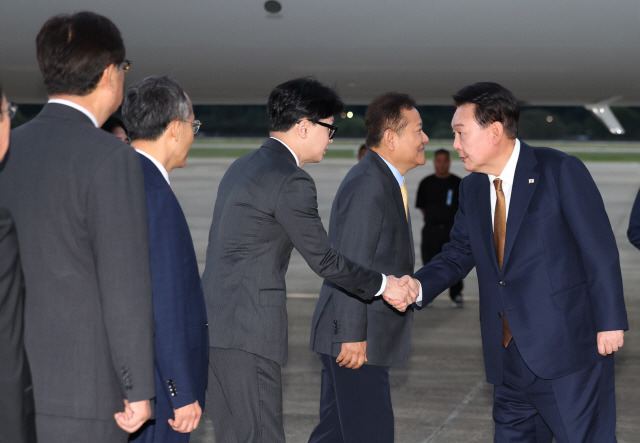 ▲ 윤석열 대통령이 22일 성남 서울공항에서 체코 공식 방문을 마치고 귀국해 마중 나온 국민의힘 한동훈 대표와 악수하고 있다. 연합뉴스