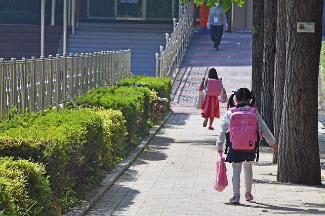 서울이 한 초등학교에서 학생들이 등교하는 모습. 사진=한국경제신문