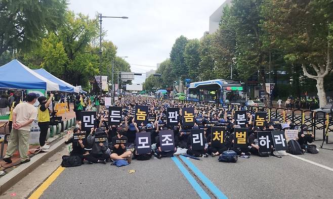 여성혐오폭력규탄공동행동은 21일 오후 서울 종로구 마로니에공원 앞 도로에서 ‘딥페이크 성착취물 엄벌 촉구’ 시위 벌이고 있다. 이날 집회에는 주최 측 추산 5000여명이 참가했다. 연합뉴스