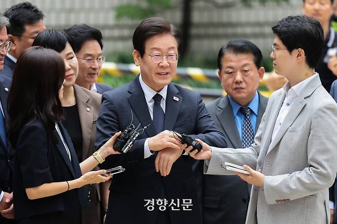 이재명 더불어민주당 대표가 지난 20일 서울 서초구 서울중앙지법에서 열린 공직선거법 위반 관련 결심 공판에 출석하던 중 시계를 보고 있다. 성동훈 기자