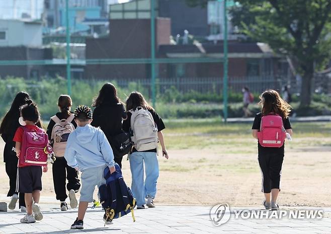 등교하는 초등학교생.[연합뉴스]