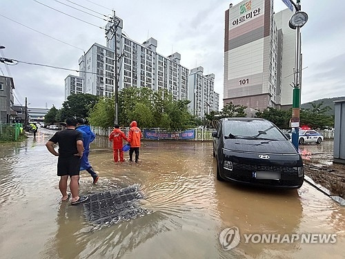 21일 전남 영암군 삼호읍 한 도로가 침수돼 배수 작업이 이뤄지고 있다. [연합뉴스]