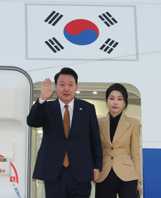 윤석열 대통령과 부인 김건희 여사가 22일 체코 공식 방문 일정을 마치고 귀국, 공군 1호기에서 내리며 인사하고 있다. 연합뉴스