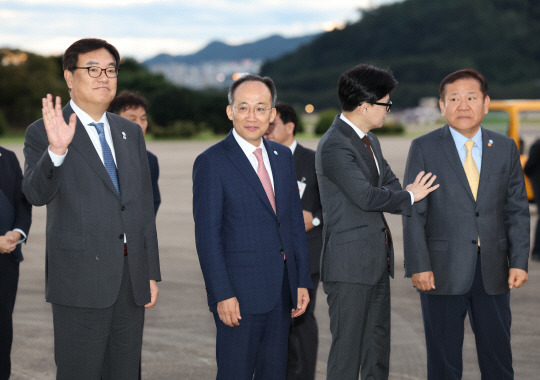 정진석 대통령 비서실장(왼쪽부터), 국민의힘 추경호 원내대표, 한동훈 대표, 이상민 행안부 장관이 22일 성남 서울공항에서 체코 공식 방문을 마치고 귀국하는 윤석열 대통령을 기다리고 있다.  연합뉴스